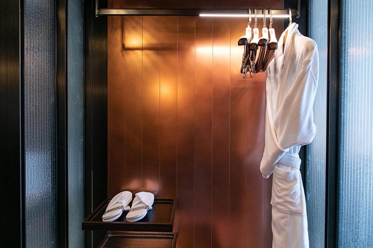 Mumian Beijing Daxing International Airport, Part Of Hyatt Pequim Exterior foto A bathrobe and slippers in a hotel room